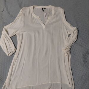 New York & Company Cream V-Neck Long Sleeve Tunic